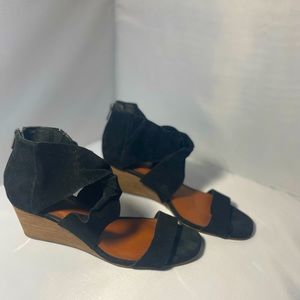 Black low wedges with twist accent